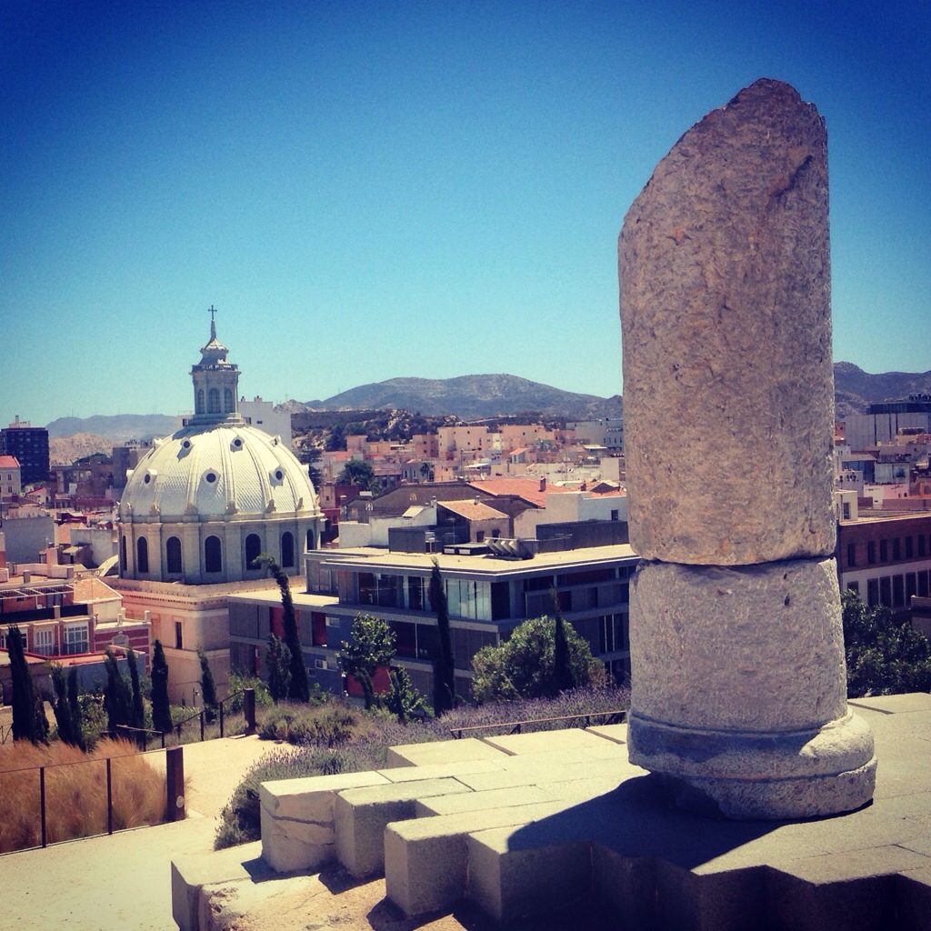 El templo de la Virgen de la Caridad visto desde el templo de Atargatis.