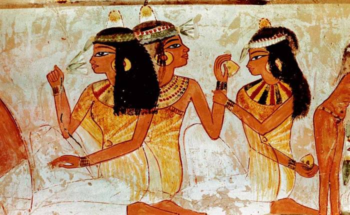 El faraón Sneferu y las jóvenes remeras