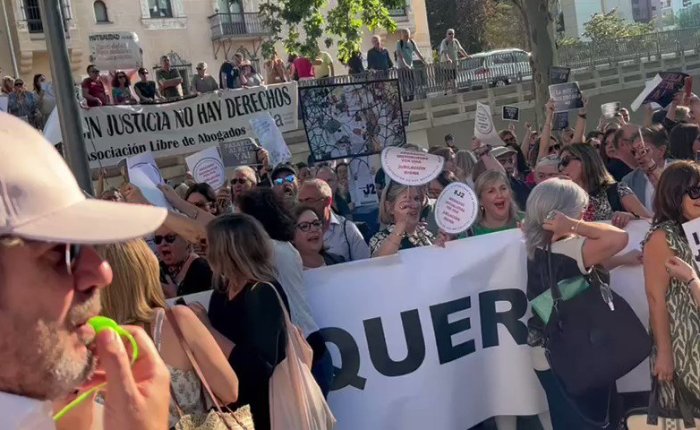 Enjambres, J2 e información&nbsp;descentralizada